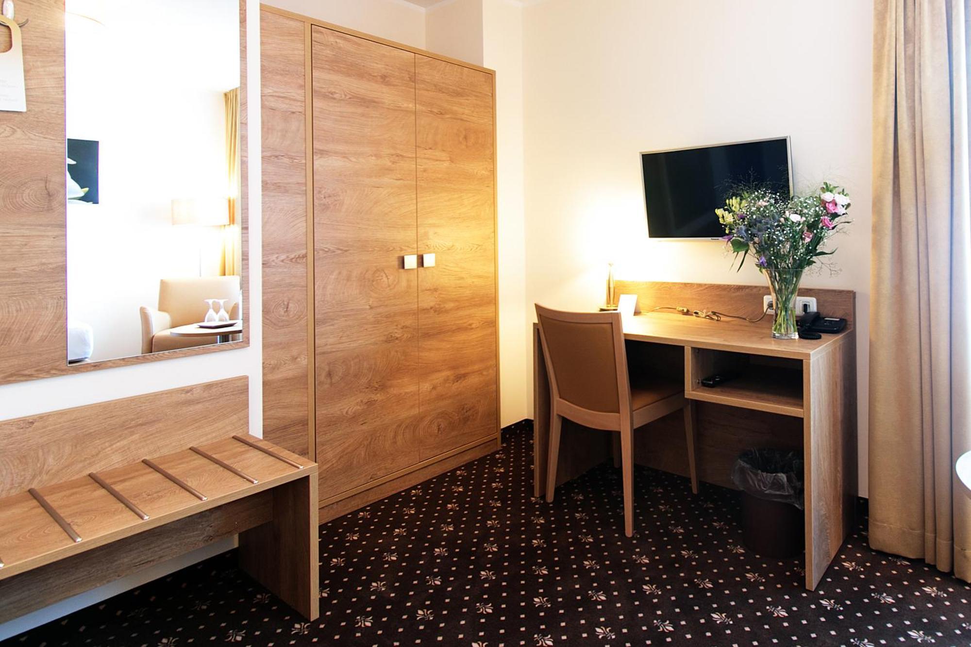 Hotel Dirks Am Schloss บัดเพอร์ทอนท์ ภายนอก รูปภาพ